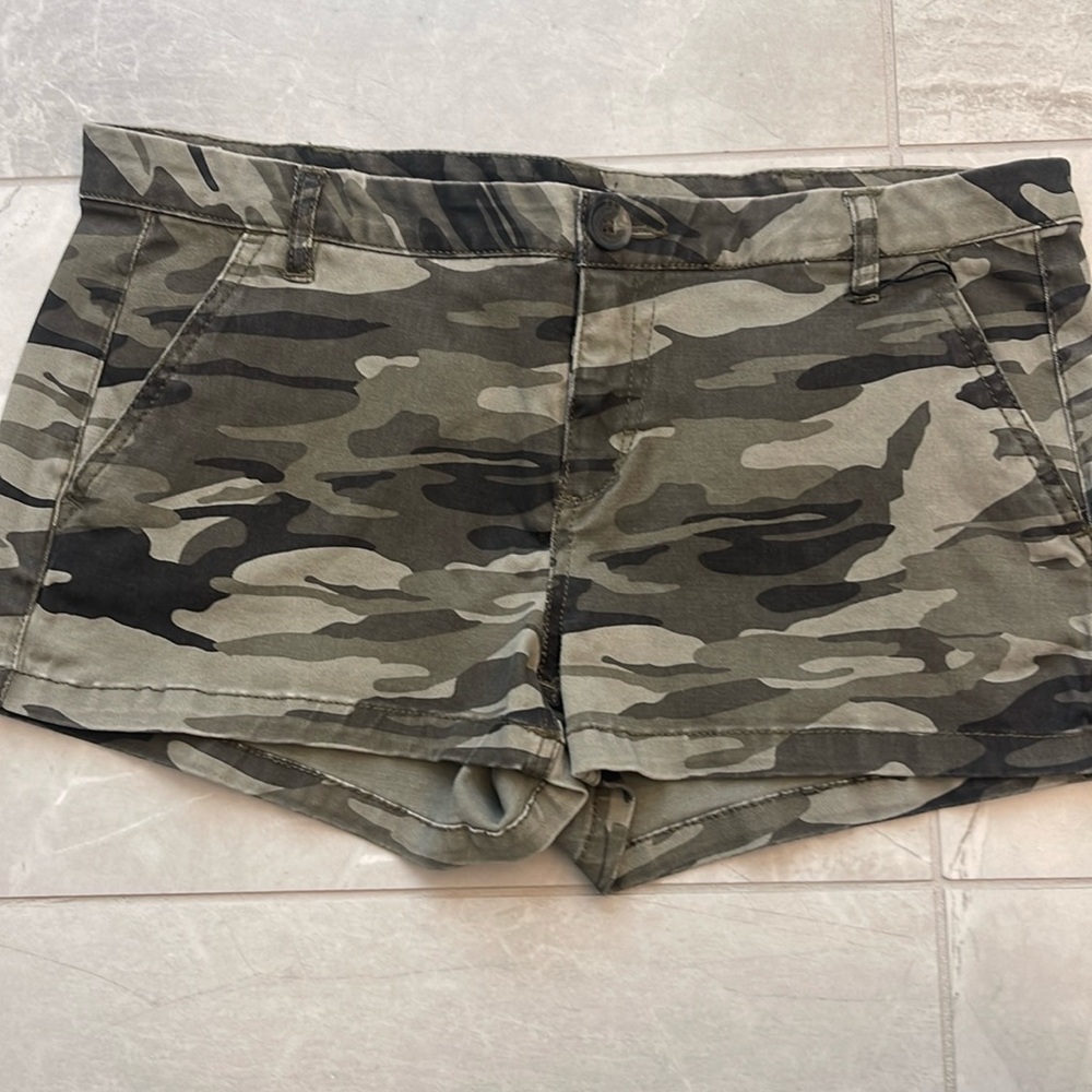 Low rise womans shorts